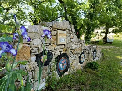 Jardin de l'établissement Gîte de charme piscine privée à Martel