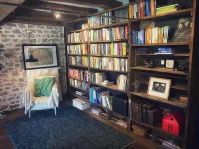 Bibliothèque dans la maison de vacances