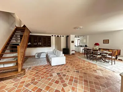 Coin salon dans l'établissement Les Ecuries, sur un domaine châtelain