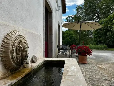 Jardin de l'établissement Les Ecuries, sur un domaine châtelain