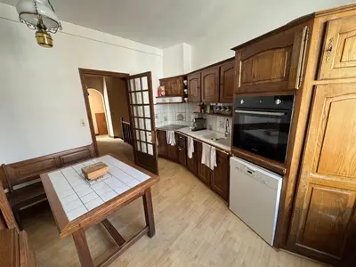 Cuisine ou kitchenette dans l'établissement Maison au cœur de ville