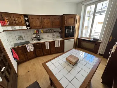 Cuisine ou kitchenette dans l'établissement Maison au cœur de ville