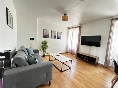 Télévision ou salle de divertissement dans l'établissement Le Quartier des Saveurs, proche des Halles Carnot