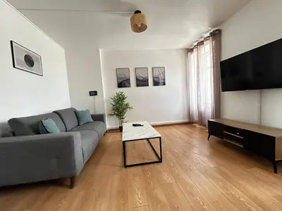 Télévision ou salle de divertissement dans l'établissement Le Quartier des Saveurs, proche des Halles Carnot