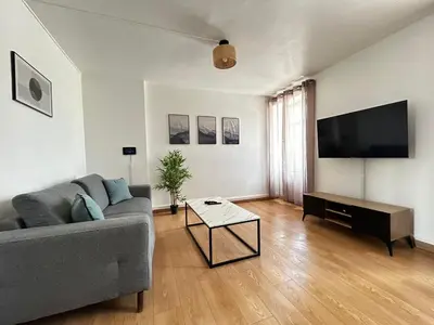 Télévision ou salle de divertissement dans l'établissement Le Quartier des Saveurs, proche des Halles Carnot