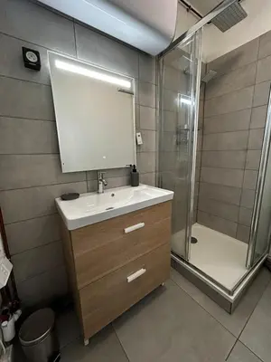 Salle de bains dans l'établissement Le Quartier des Saveurs, proche des Halles Carnot