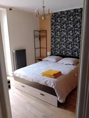 Un ou plusieurs lits dans un hébergement de l'établissement Charmante maison de centre bourg avec jardin