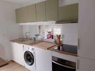 Cuisine ou kitchenette dans l'établissement Charmante maison de centre bourg avec jardin