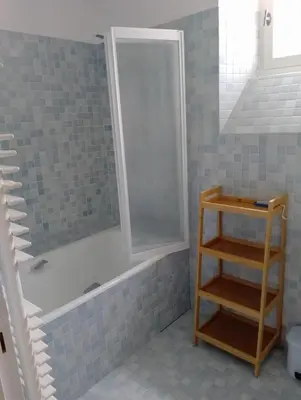 Salle de bains dans l'établissement Charmante maison de centre bourg avec jardin