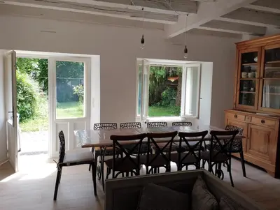 Coin salon dans l'établissement Charmante maison de centre bourg avec jardin