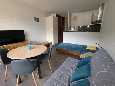 Télévision ou salle de divertissement dans l'établissement Appartement 5 personnes avec garage, balcon et belle vue