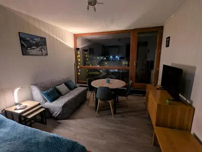Télévision ou salle de divertissement dans l'établissement Appartement 5 personnes avec garage, balcon et belle vue