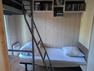 Un ou plusieurs lits dans un hébergement de l'établissement Mobil-home moderne dans la nature d'Auvergne - FR-1-814-134