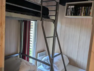 Un ou plusieurs lits dans un hébergement de l'établissement Mobil-home moderne dans la nature d'Auvergne - FR-1-814-134