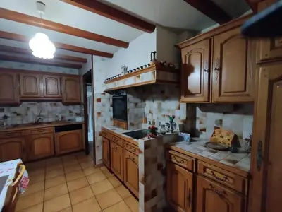 Cuisine ou kitchenette dans l'établissement maison auvergnate individuelle