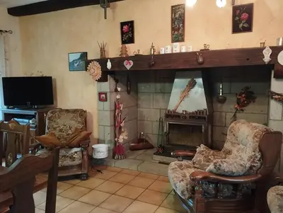 Télévision ou salle de divertissement dans l'établissement maison auvergnate individuelle