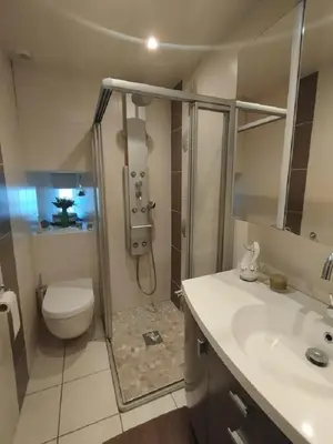 Salle de bains dans l'établissement maison auvergnate individuelle
