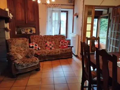 Coin salon dans l'établissement maison auvergnate individuelle
