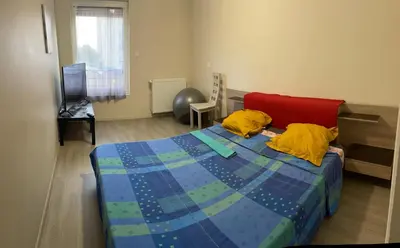 Un ou plusieurs lits dans un hébergement de l'établissement Chambre lumineuse Au calme avec place de parking privé