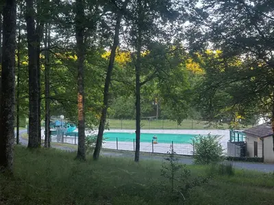 Piscine de l'établissement Mobilhome au bord du lac ou située à proximité