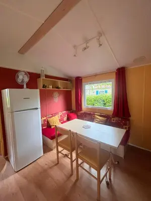 Cuisine ou kitchenette dans l'établissement Mobilhome au bord du lac