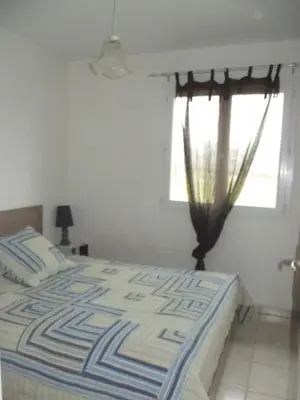 Un ou plusieurs lits dans un hébergement de l'établissement Petit appartement plein pied 2 pers AVEC TERRAIN proche Aurillac