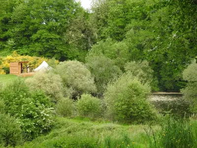Paysage naturel près de la tente de luxe
