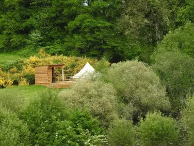 Paysage naturel près de la tente de luxe