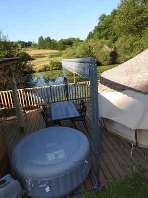 Paysage naturel près de la tente de luxe
