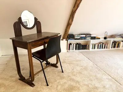Bibliothèque dans la maison d'hôtes