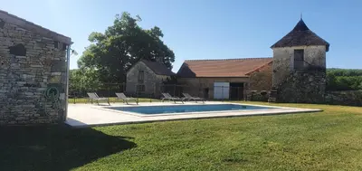 Piscine de l'établissement Maison de charme avec Piscine en Périgord ou située à proximité