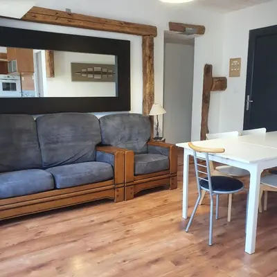Coin salon dans l'établissement le nid des choups esprit cocoon 2 chambres