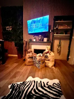 Télévision ou salle de divertissement dans l'établissement Suite Eden Jungle - Ambiance tropicale cosy