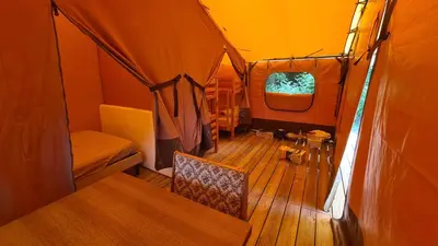 Coin salon dans l'établissement Tente lodge la perche