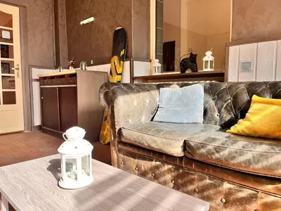 Coin salon dans l'établissement Villa Le Régis, des moments simples et vrais