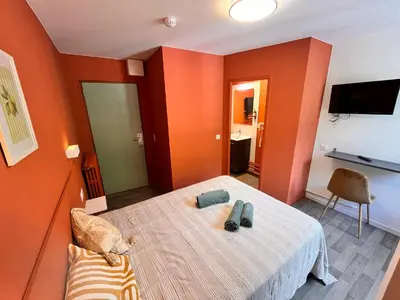 Un ou plusieurs lits dans un hébergement de l'établissement Villa Le Régis, des moments simples et vrais
