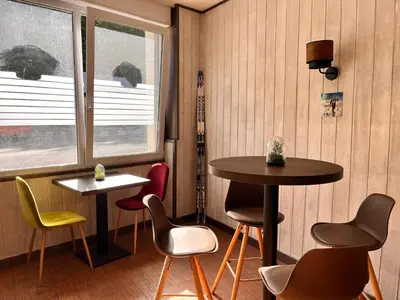 Coin salon dans l'établissement Villa Le Régis, des moments simples et vrais