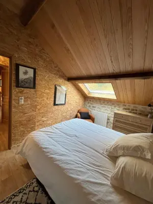 Un ou plusieurs lits dans un hébergement de l'établissement Très beau gîte à proximité du Lac de Vassivière