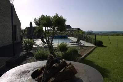 Piscine de l'établissement Villa Belle Pierre en Corrèze ou située à proximité