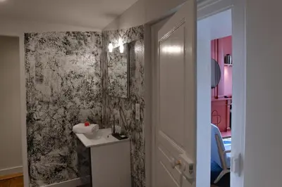 Salle de bains dans l'établissement Les Chambres du Cloître, la Pâtissière