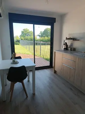 Cuisine ou kitchenette dans l'établissement Maison studio de jardin