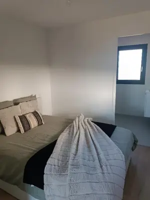 Un ou plusieurs lits dans un hébergement de l'établissement Maison studio de jardin