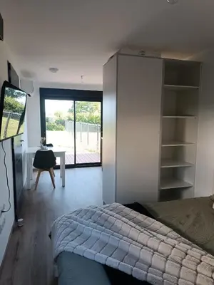 Télévision ou salle de divertissement dans l'établissement Maison studio de jardin
