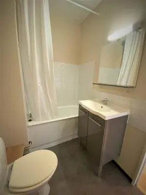 Salle de bains dans l'établissement Appartement double à Limoges