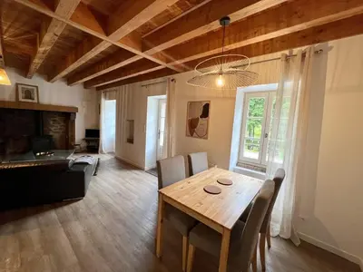 Télévision ou salle de divertissement dans l'établissement Lac de Vassivière Petite maison à proximité