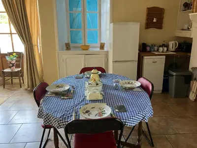 Cuisine ou kitchenette dans l'établissement 2 Bed Cottage-Sleeps 4-Garden-Fireplace-Pets