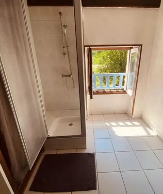 Salle de bains dans l'établissement gite en pleine nature