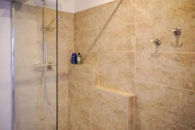 Salle de bains dans l'établissement T3 cœur de ville avec climatisation