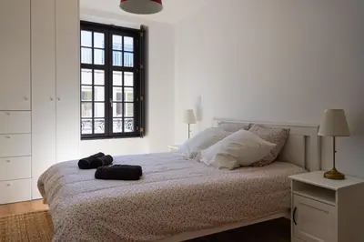 Un ou plusieurs lits dans un hébergement de l'établissement T3 cœur de ville avec climatisation