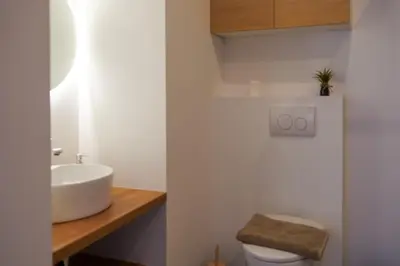Salle de bains dans l'établissement T3 cœur de ville avec climatisation